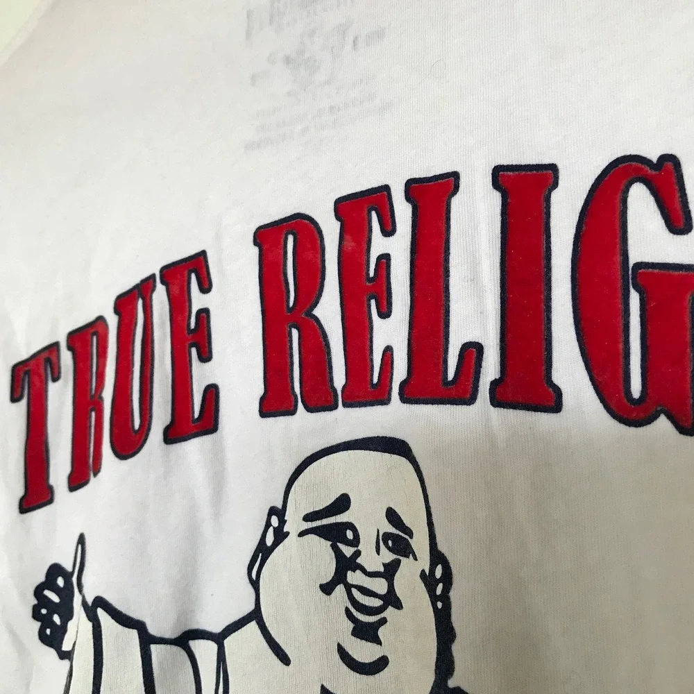 True Religion Mens White Buddha World Tour Graphic‎ T-Shirt velvet Red Horseshoe